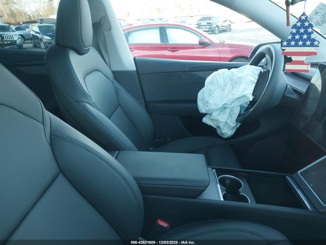 2026 TESLA MODEL Y 7SAYGDEE9TA388443 Photo 4