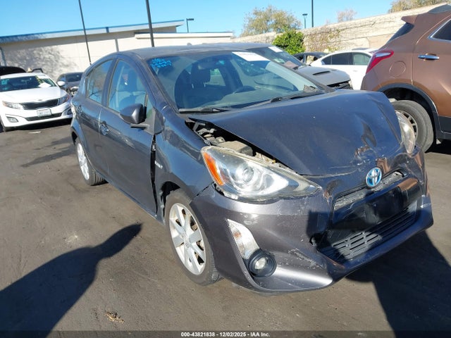 JTDKDTB34F1105567 Toyota Prius C Four