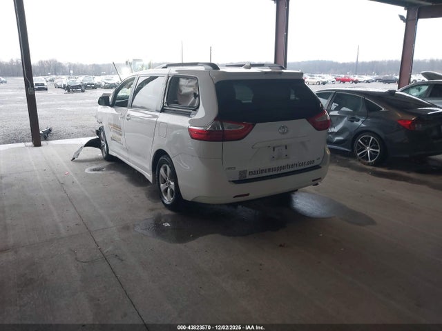 2018 TOYOTA SIENNA 5TDKZ3DC4JS910981 Photo 2