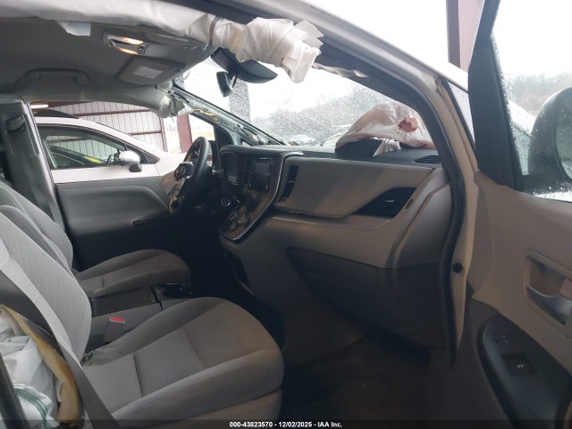 2018 TOYOTA SIENNA 5TDKZ3DC4JS910981 Photo 4