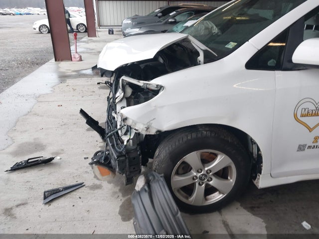 2018 TOYOTA SIENNA 5TDKZ3DC4JS910981 Photo 5