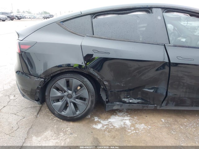 2025 TESLA MODEL Y 7SAYGDEE9SA347390 Photo 5