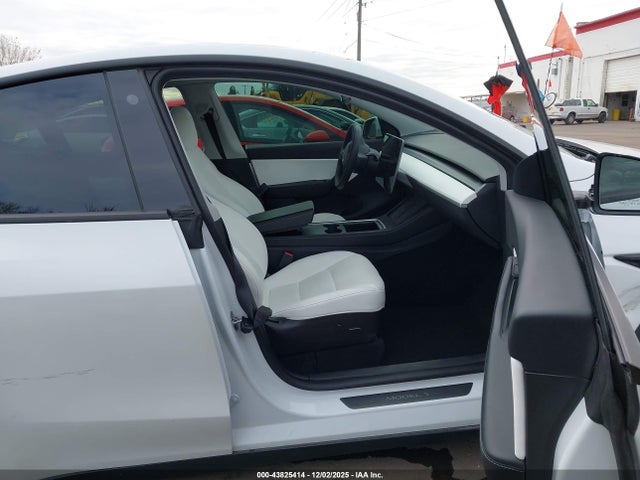 2021 TESLA MODEL Y 5YJYGAEE4MF245254 Photo 4