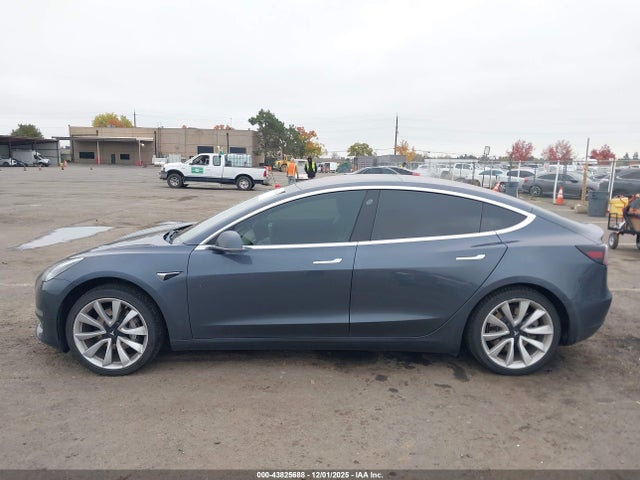 Tesla Model 3 Long Range/mid Range 2018 5YJ3E1EA3JF019960 Image 13