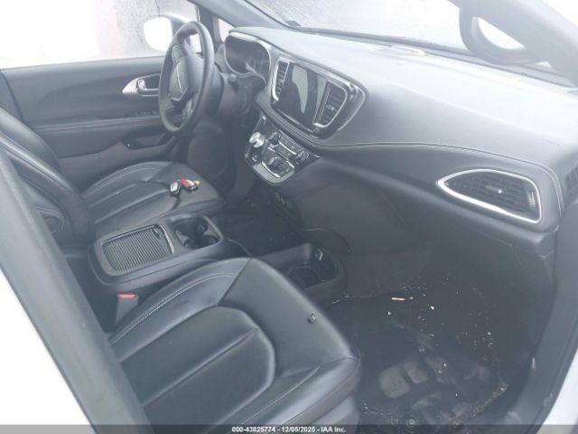 2023 CHRYSLER PACIFICA HYBRID 2C4RC1L7XPR502950 Photo 4