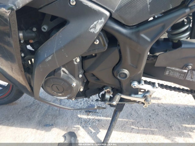 Yamaha YZFR3 2015 MH3RH06Y2FK004384 Image 9