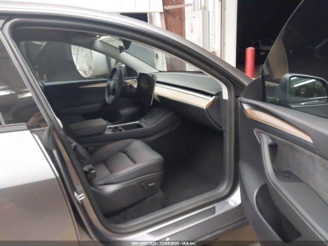 2025 TESLA MODEL Y 7SAYGDED6SF271203 Photo 4