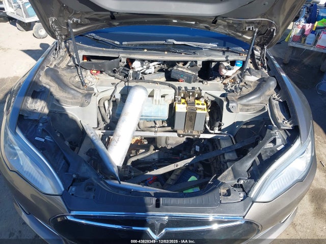 2015 TESLA MODEL S 5YJSA1H29FF085139 Photo 9