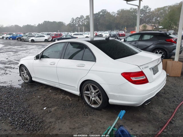2013 MERCEDES-BENZ C 350 WDDGF5HB1DR278834 Photo 2