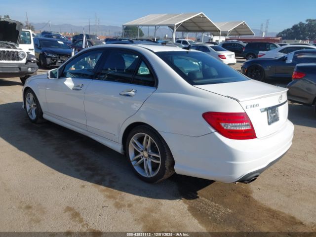 2014 MERCEDES-BENZ C 250 WDDGF4HB7ER303117 Photo 2