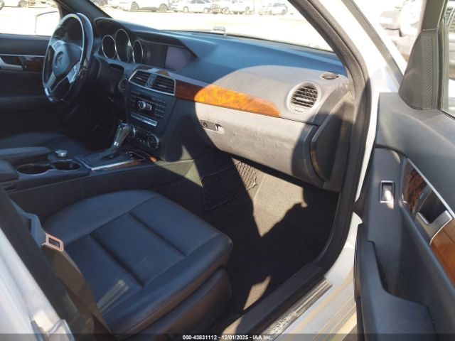 2014 MERCEDES-BENZ C 250 WDDGF4HB7ER303117 Photo 4