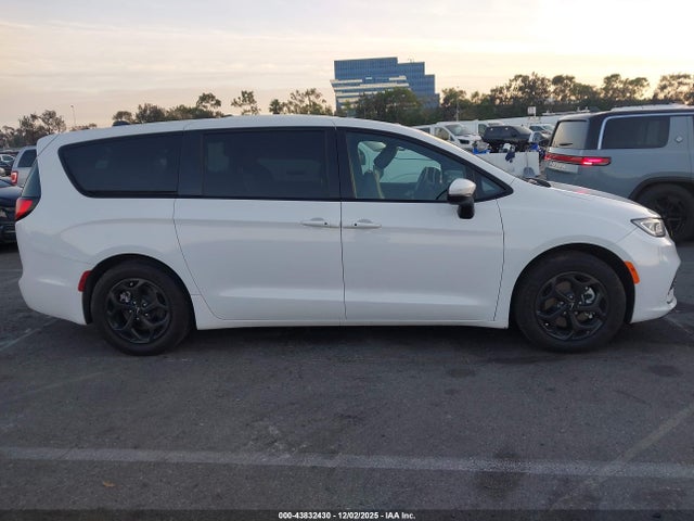 Chrysler Pacifica Hybrid Touring L 2023 2C4RC1L72PR618594 Image 13