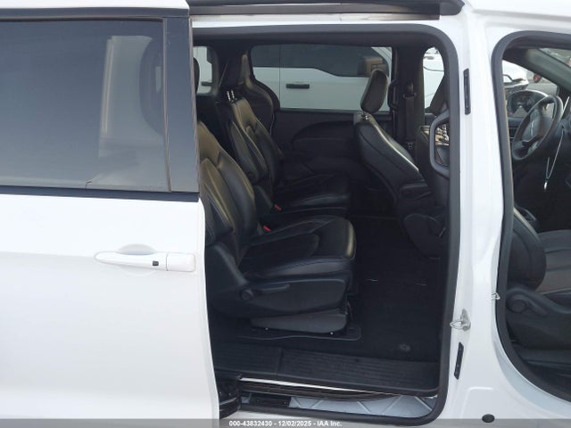 Chrysler Pacifica Hybrid Touring L 2023 2C4RC1L72PR618594 Image 8