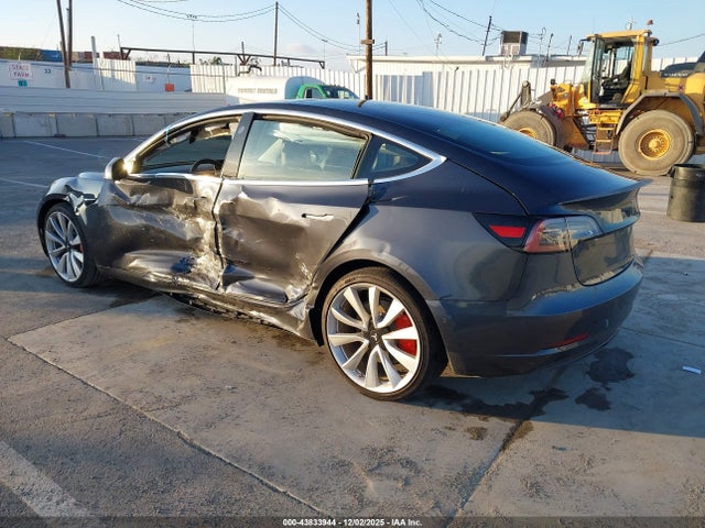 2018 TESLA MODEL 3 5YJ3E1EB1JF083052 Photo 2
