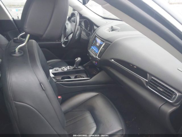 2017 MASERATI LEVANTE ZN661XUA7HX234463 Photo 4