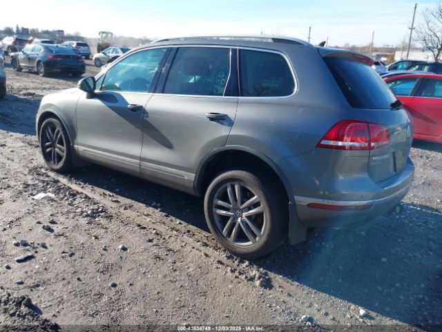 2016 VOLKSWAGEN TOUAREG WVGEF9BP1GD008867 Photo 2