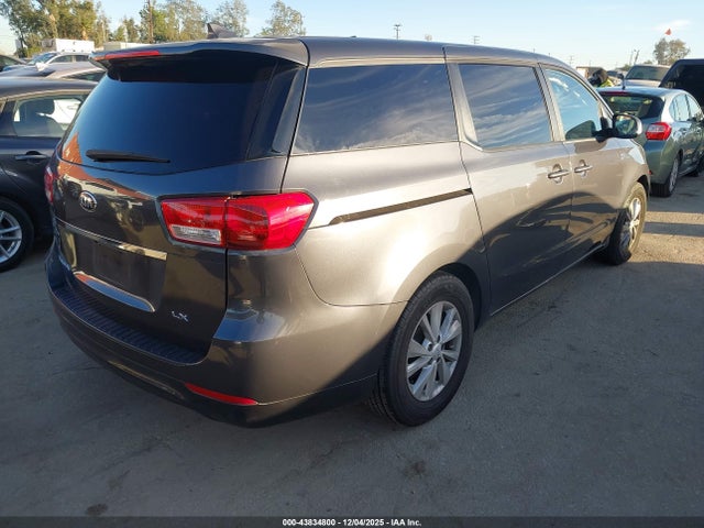 KIA SEDONA LX 2017 KNDMB5C11H6233178 Image 4