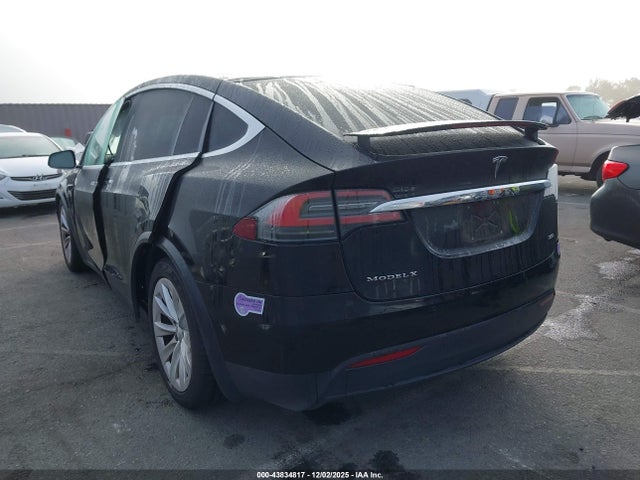 2018 TESLA MODEL X 5YJXCDE2XJF137781 Photo 2