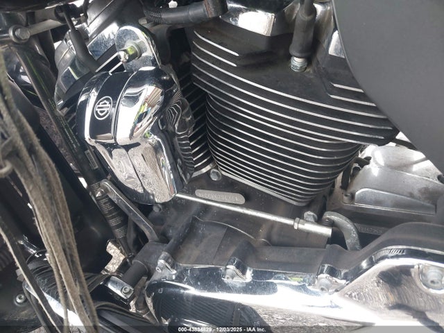 2019 HARLEY-DAVIDSON FLHTCU 1HD1FCC14KB678636 Photo 8