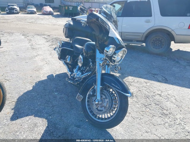 2011 HARLEY-DAVIDSON FLHTCU 1HD1FC414BB652682