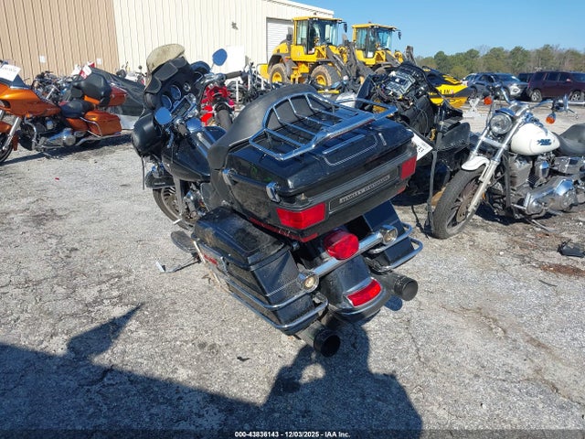 2011 HARLEY-DAVIDSON FLHTCU 1HD1FC414BB652682 Photo 2