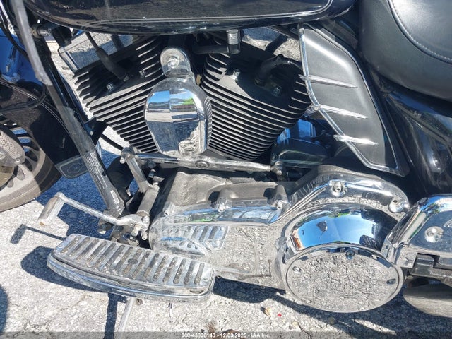 2011 HARLEY-DAVIDSON FLHTCU 1HD1FC414BB652682 Photo 8