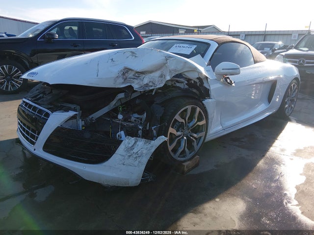 2011 AUDI R8 WUATNAFG6BN000635 Photo 1