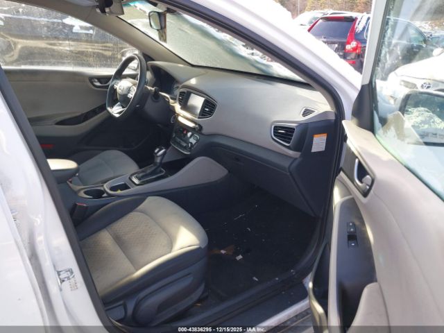 2017 HYUNDAI IONIQ HYBRID KMHC65LC1HU024631 Photo 4