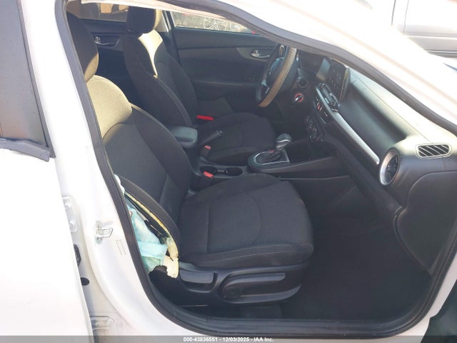 3KPF24AD9ME369384 KIA Forte Lxs