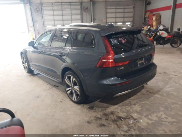 2025 VOLVO V60 CROSS COUNTRY YV4L12WK1S2146894 Photo 2