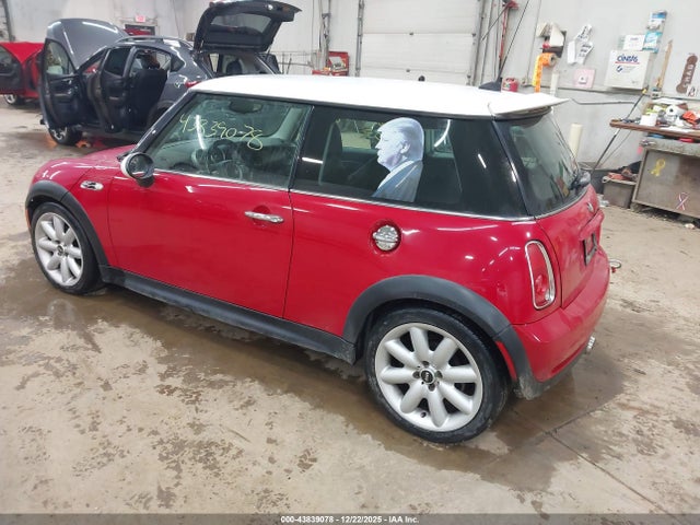 2005 MINI COOPER S WMWRE33435TD98173 Photo 2
