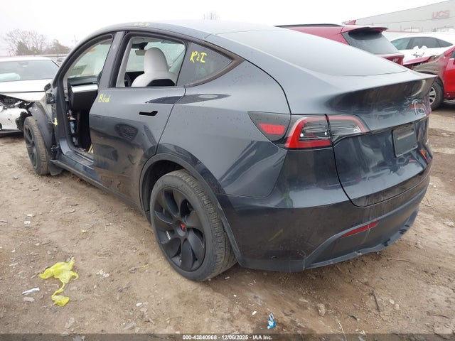 2024 TESLA MODEL Y 7SAYGDEE2RA254723 Photo 2