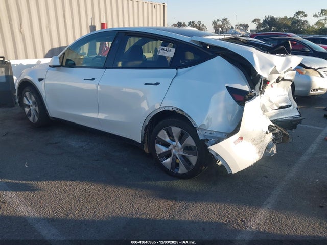 2024 TESLA MODEL Y 7SAYGDEE2RA236626 Photo 2