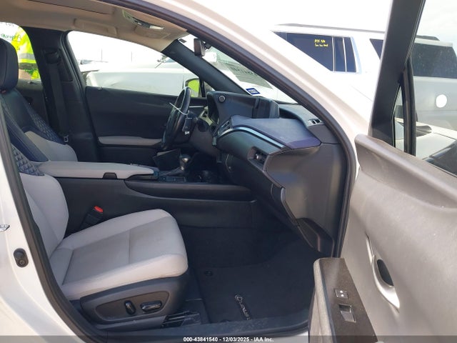 2022 LEXUS UX 200 JTHP3JBH8N2047429 Photo 4