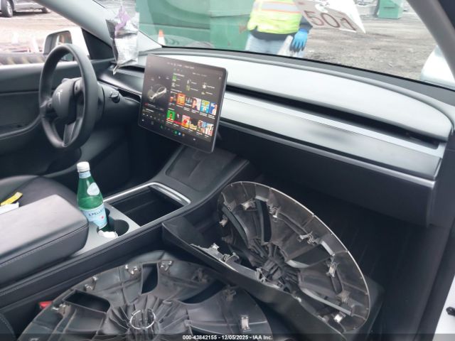 2021 TESLA MODEL Y 5YJYGAEE9MF196293 Photo 4