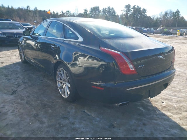 2011 JAGUAR XJ SAJWA1CB4BLV05293 Photo 2