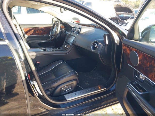 2011 JAGUAR XJ SAJWA1CB4BLV05293 Photo 4