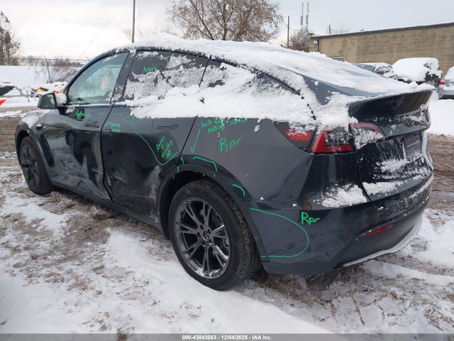 2025 TESLA MODEL Y 7SAYGDEE5SF302546 Photo 2