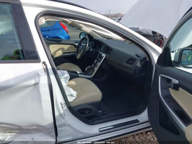 2018 VOLVO V60 YV140MEL7J2380529 Photo 4