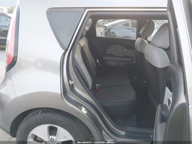 KNDJN2A27F7218230 KIA Soul