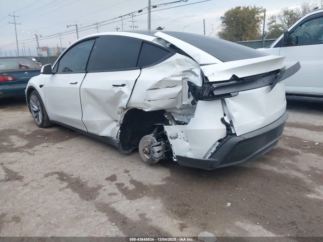 2026 TESLA MODEL Y 7SAYGDEE4TA397325 Photo 2