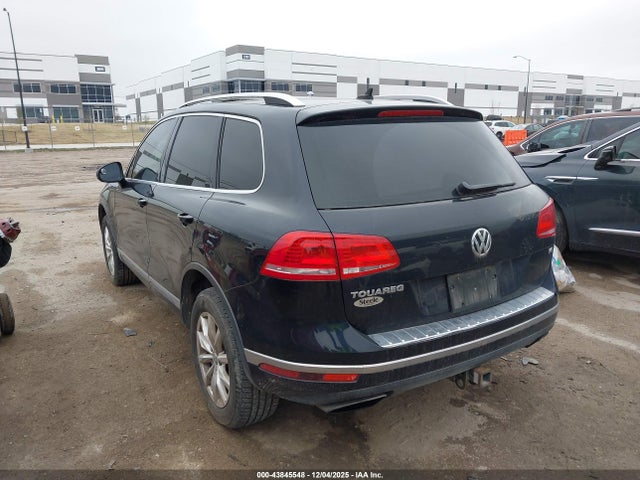 2015 VOLKSWAGEN TOUAREG WVGEF9BP3FD002261 Photo 2