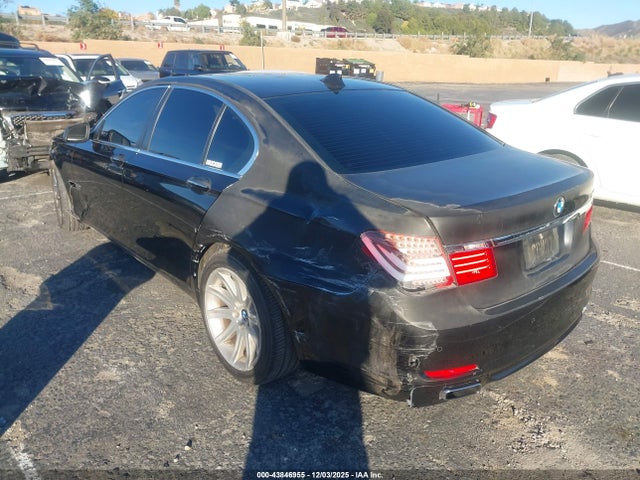 2011 BMW 750I WBAKA8C59BCY36156 Photo 2