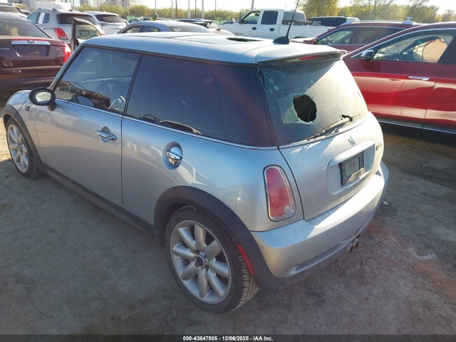 2006 MINI COOPER S WMWRE33576TN25692 Photo 2