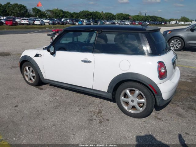 2010 MINI COOPER WMWMF3C53ATZ65120 Photo 2