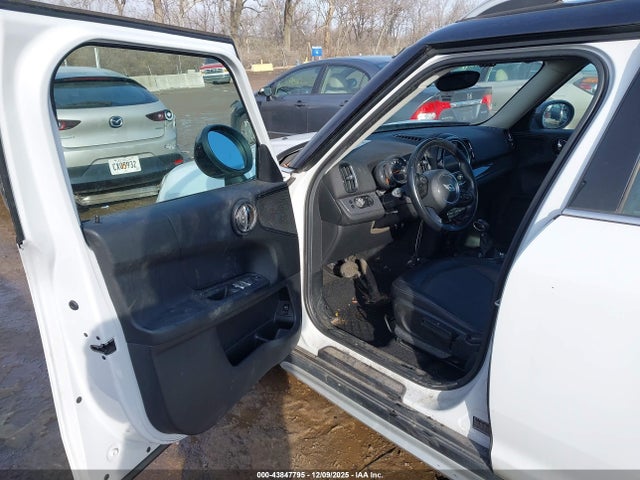 2017 MINI COUNTRYMAN WMZYV5C37H3E01517 Photo 4