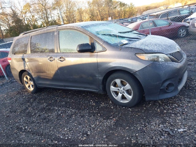 43847889 :رقم المزاد ، 5TDKK3DC5BS105447 vin ، 2011 Toyota Sienna Le V6 مزاد بيع