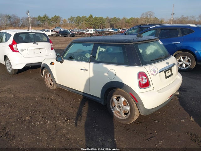 2011 MINI COOPER WMWSU3C52BT251476 Photo 2