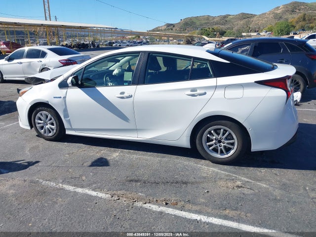 JTDKAMFU1N3163737 Toyota Prius Le