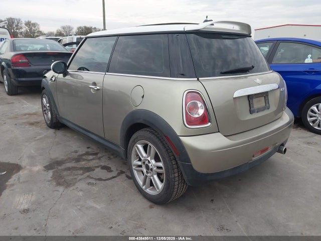2011 MINI COOPER WMWSU3C57BT092440 Photo 2